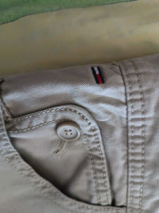 Spodnie jeansy męskie beżowe bawełniane logowane- M/L- Tommy Hilfiger.