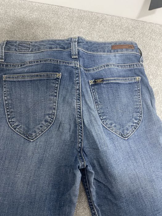 Pacxka ubrań. Guess. Lee. Aryton. Simple.