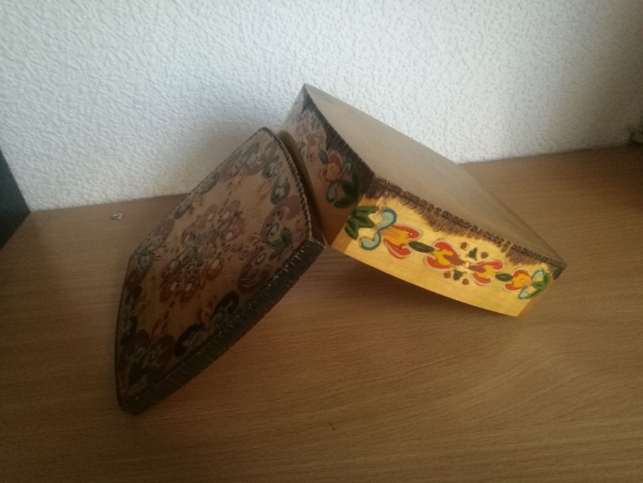 Oryginalna folkowa ręcznie zdobiona kaseta drewniana