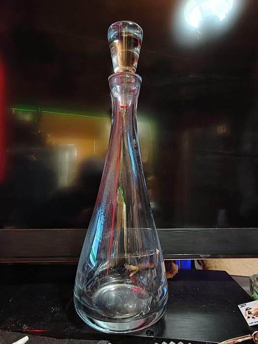 Duża, ciężka karafka