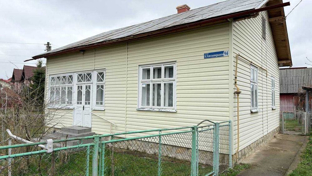 Будинок у Надвірній, вул. Богдана Хмельницького — 11 соток, газ, світло