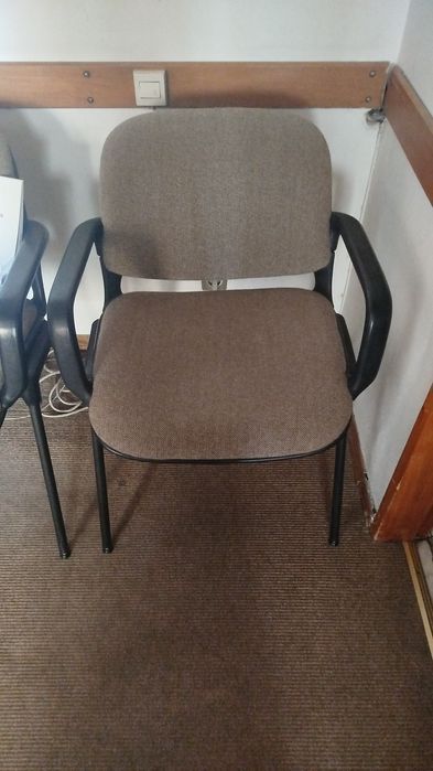 Várias Cadeiras estofadas estrutura em metal