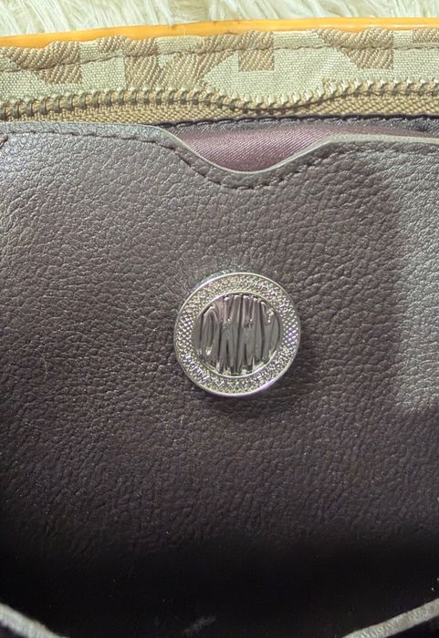Mala marca DKNY, padrão monograma