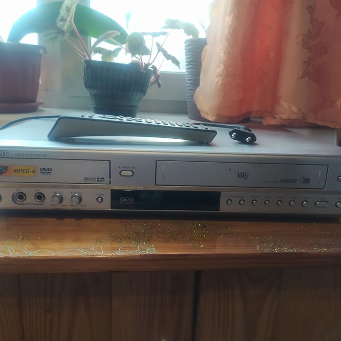 Відеомагнітофон Samsung DVD-V7100K