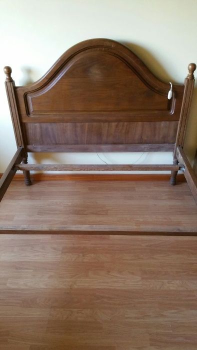 Cama de casal, cómoda e camiseiros antigos