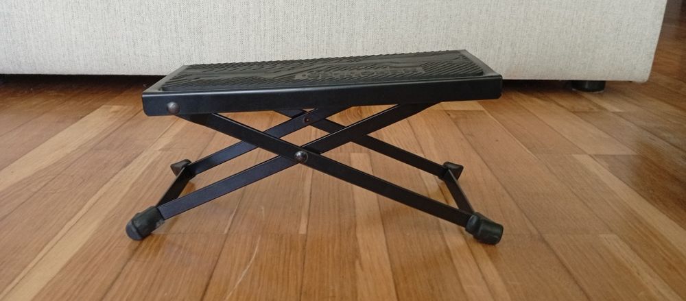 apoio de pé para guitarra da marca Hercules, modelo FS100B de 5 ângulos