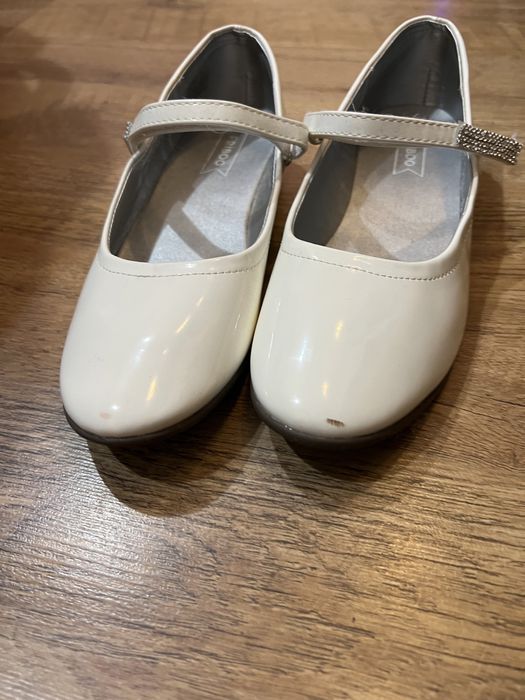 Туфли белые 36 состояние новых