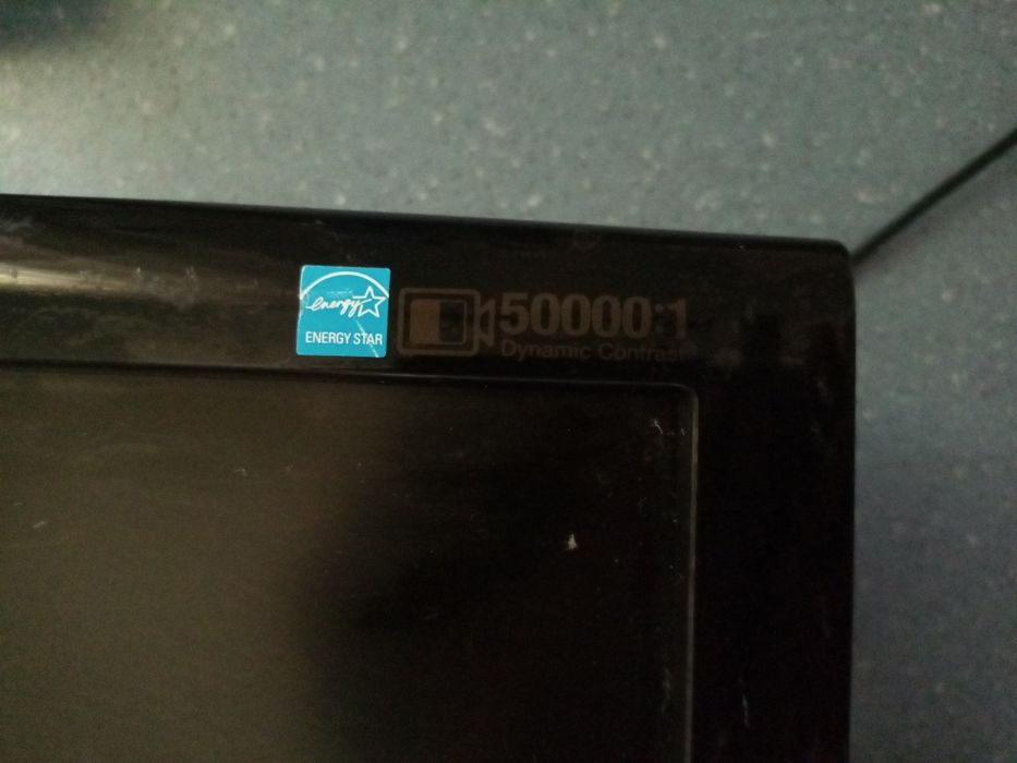 Комп'ютер та монітор для дому або офісу