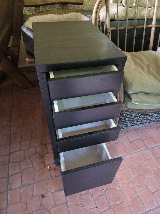 czarnobrązowa komoda IKEA na kółkach z serii MICKE.