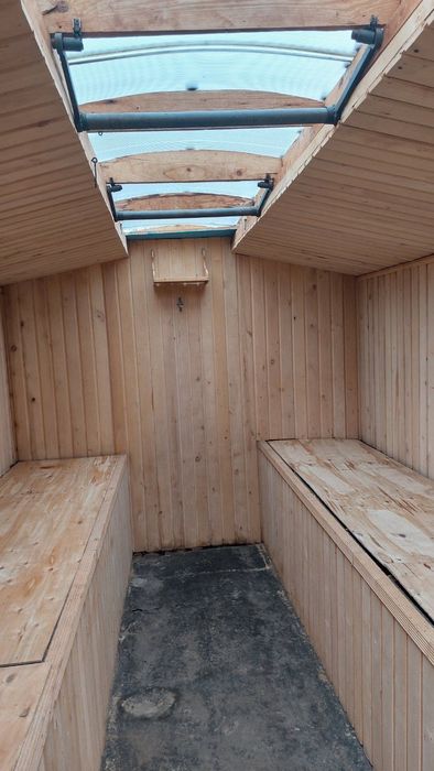 Апі-будинок на колесах, причеп для бджіл, павільйон для бджіл.