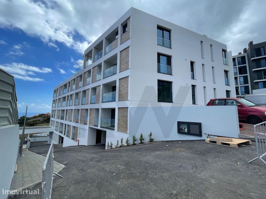Apartamento T3 Caniço c/ jardim privativo e logradouro c/ vista mar