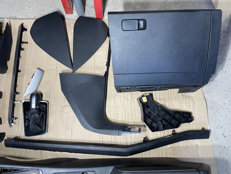 Центральна консоль, бардачок, пластик салону VW Jetta 7 Джетта 7