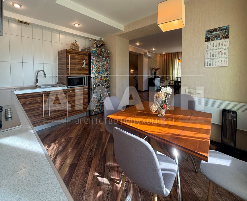 Гарний будинок на Правому 350 м2 , 16 сот