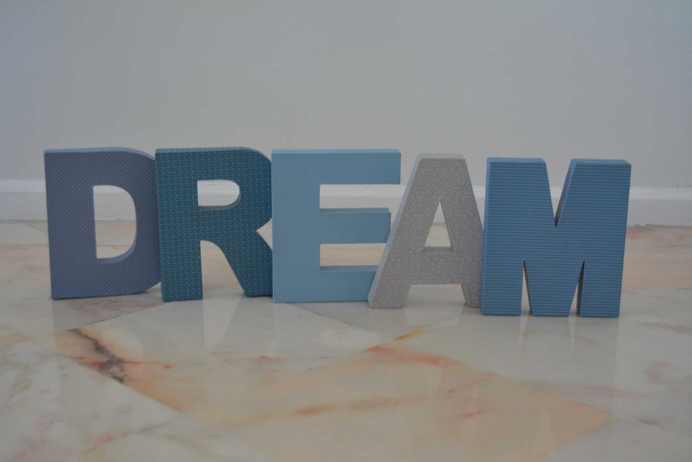 Letras "DREAM" decoração