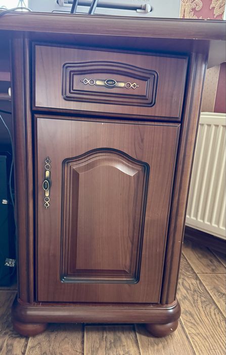 Письмовий стіл в кабінет