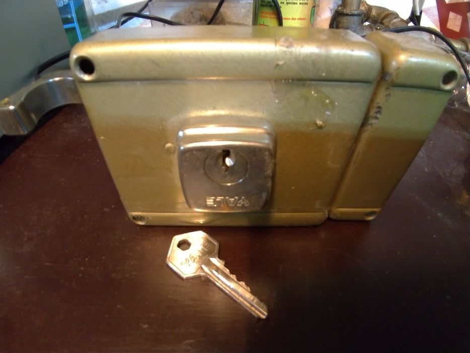 Fechadura Yale esquerda