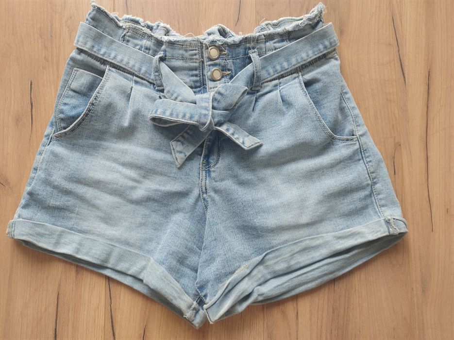Krótkie spodenki s jeansowe z paskiem