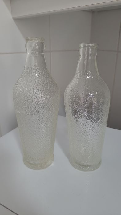 Garrafas antigas gravadas em alto relevo na base