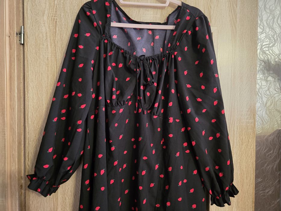 Sukienka w truskawki z pięknym dekoltem