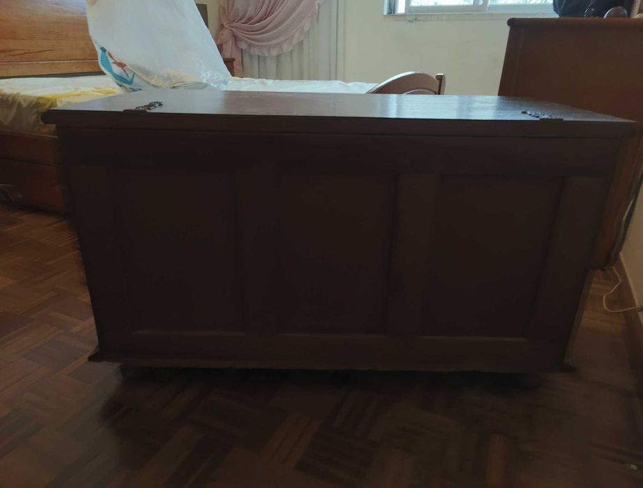 Arca rústica ornamentada em madeira