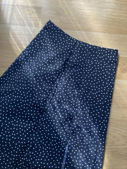 Чорна в крапку міді-юбка coosh