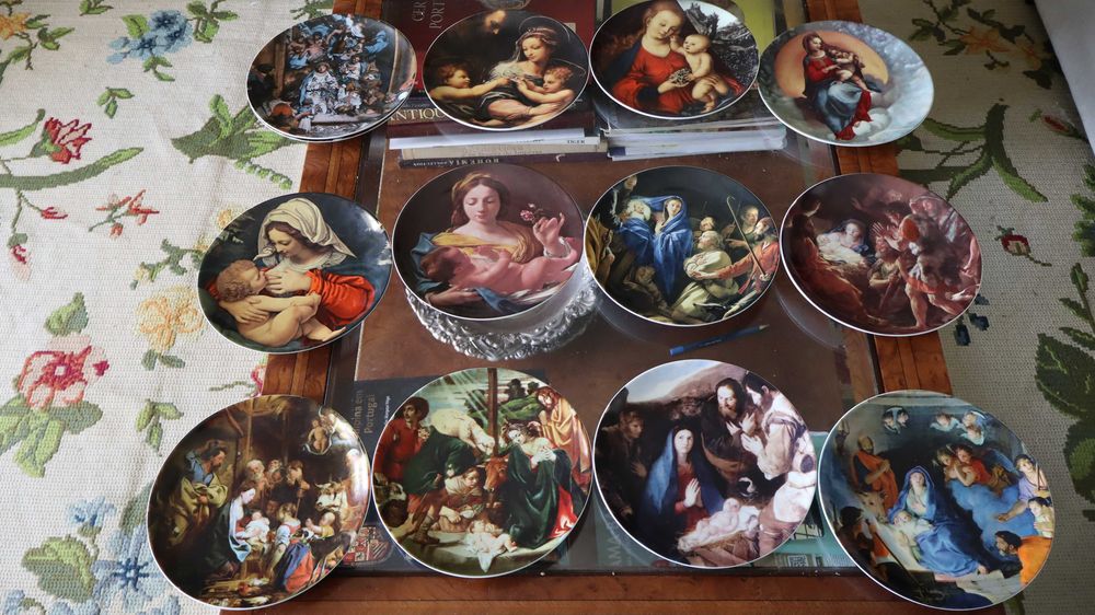 Vista Alegre - Dezasaseis pratos da colecção " Festa de Natal", Diferentes preços