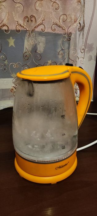 Чайник электрический полностью рабочий