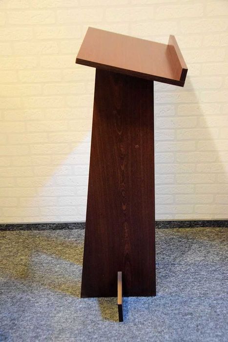 Elegancka Mównica smukła i stabilna.
