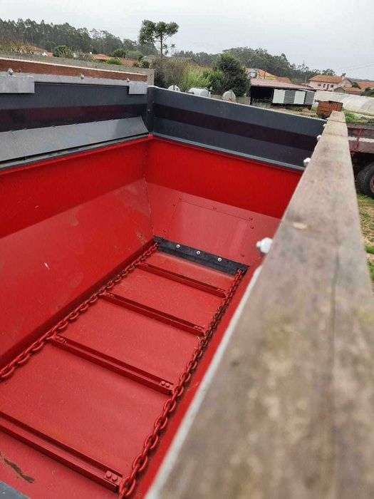 Reboque Espalhador Bilateral de Estrume Orgânico com grupo hidraulico