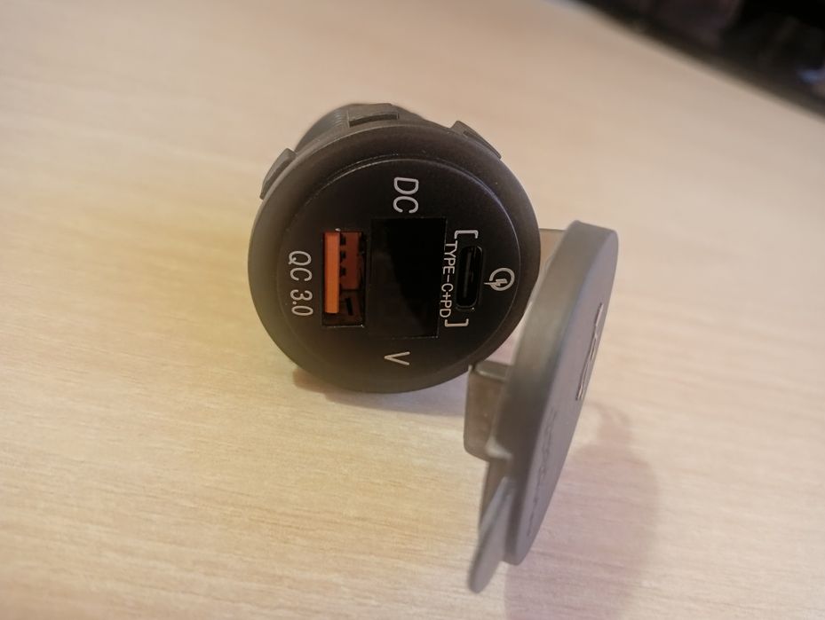 Вмонтована швидка зарядка для авто USB QC3.0. Type C З вольтметром врі