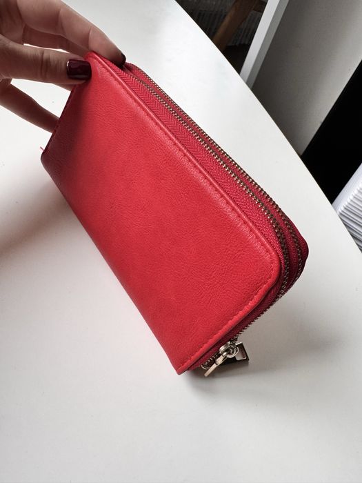 Зручний та вмісткий гаманець