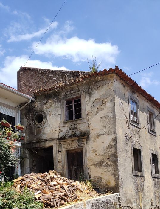 Casa antiga de pedra com quintal