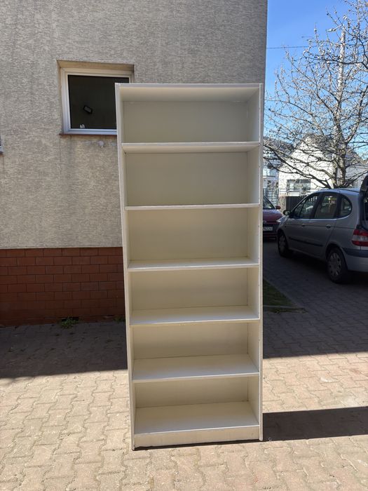 Sprzedam wysokie szafki/regały w kolorze białym.