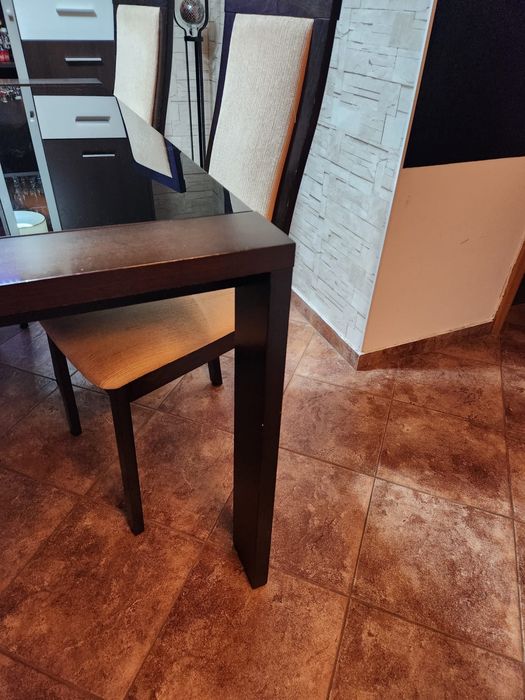 Conjunto de mesa e 6 cadeiras