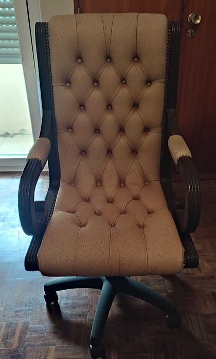 Cadeira capitoné com rodas