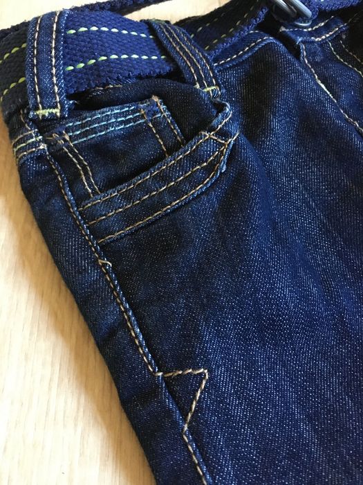 Super modne spodnie dżinsy z paskiem i przeszyciami logowane r. 98 cm