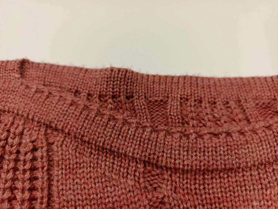 Ceglany sweter w warkocze