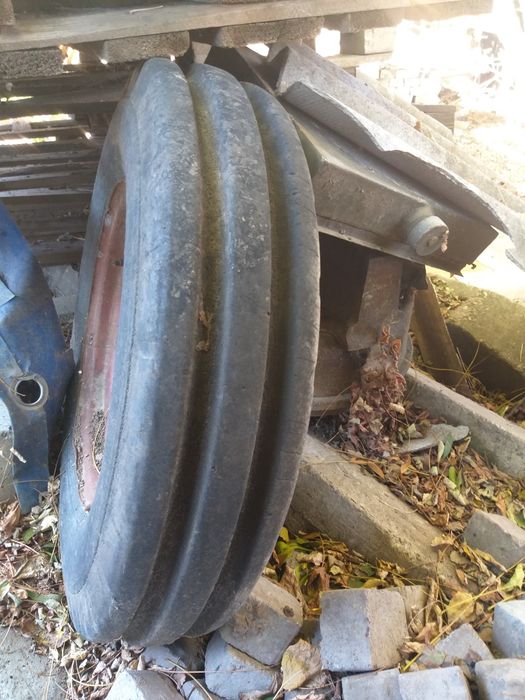 Колесо тракторное в хорошем состоянии с диском
