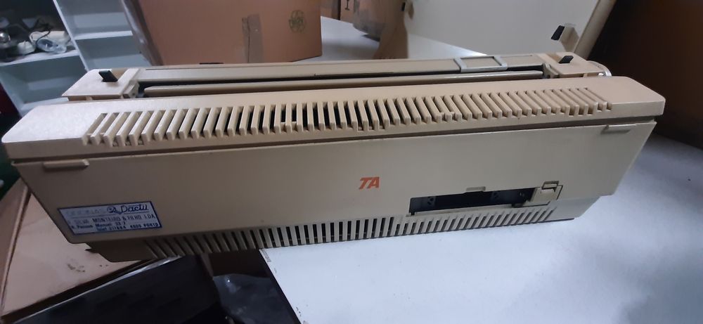 Máquina de escrever antiga gabriele 9009