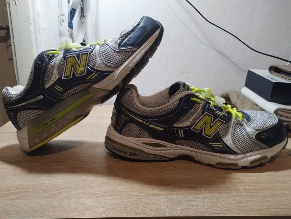 Красиві кросівки NB