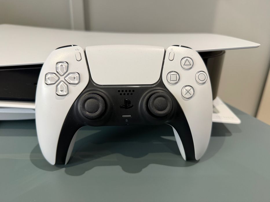 PlayStation 5 Standard Edition ( Leitor de CD’s ) 825gb com comando e cabos