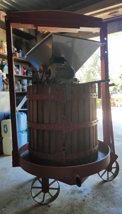 Lagar de uvas reforçado com aperto hidráulico