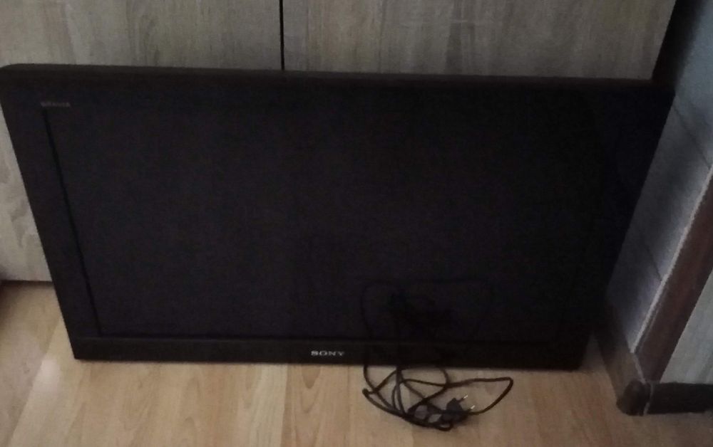 Телевізор Sony bravia 32". Нова смарт приставка у подарунок!