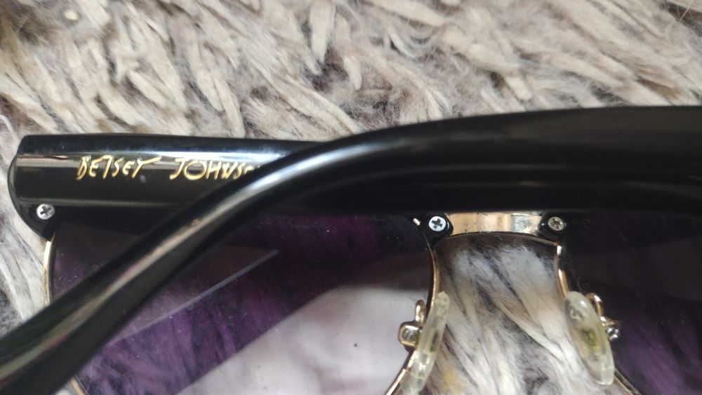 Okulary przeciwsłoneczne Betsey Johnson