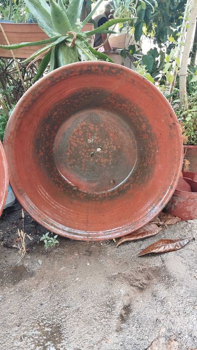 Vendo 2 alguidares antigos em barro em excelente estado