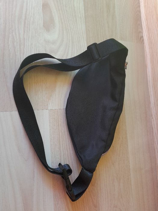 Czarna saszetka  z napisem .