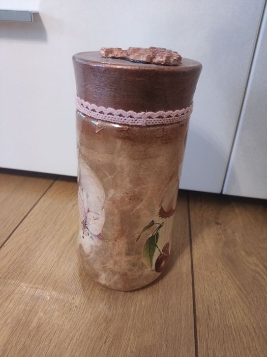 Słoik dekorowany metodą decoupage.