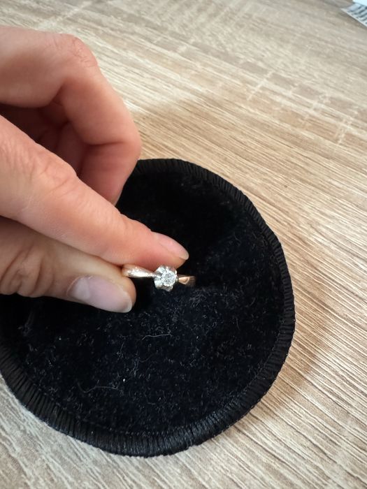 Золоте кільце з діамантом