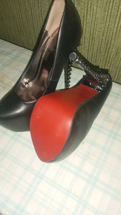 Женские модные туфли.