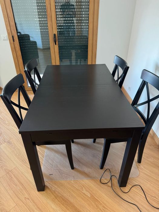 Mesa de jantar extensivel com 4 cadeiras